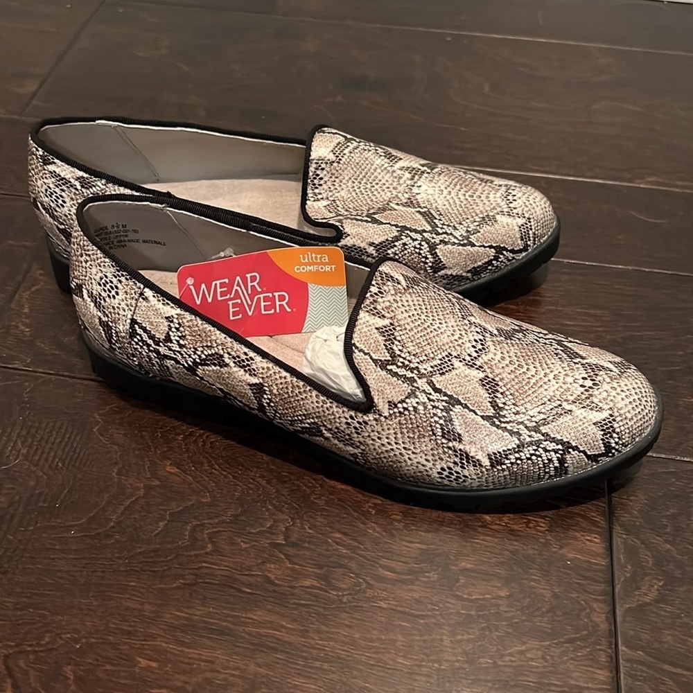 Wear ever snakeskin print women’s flats 8.5 NWT